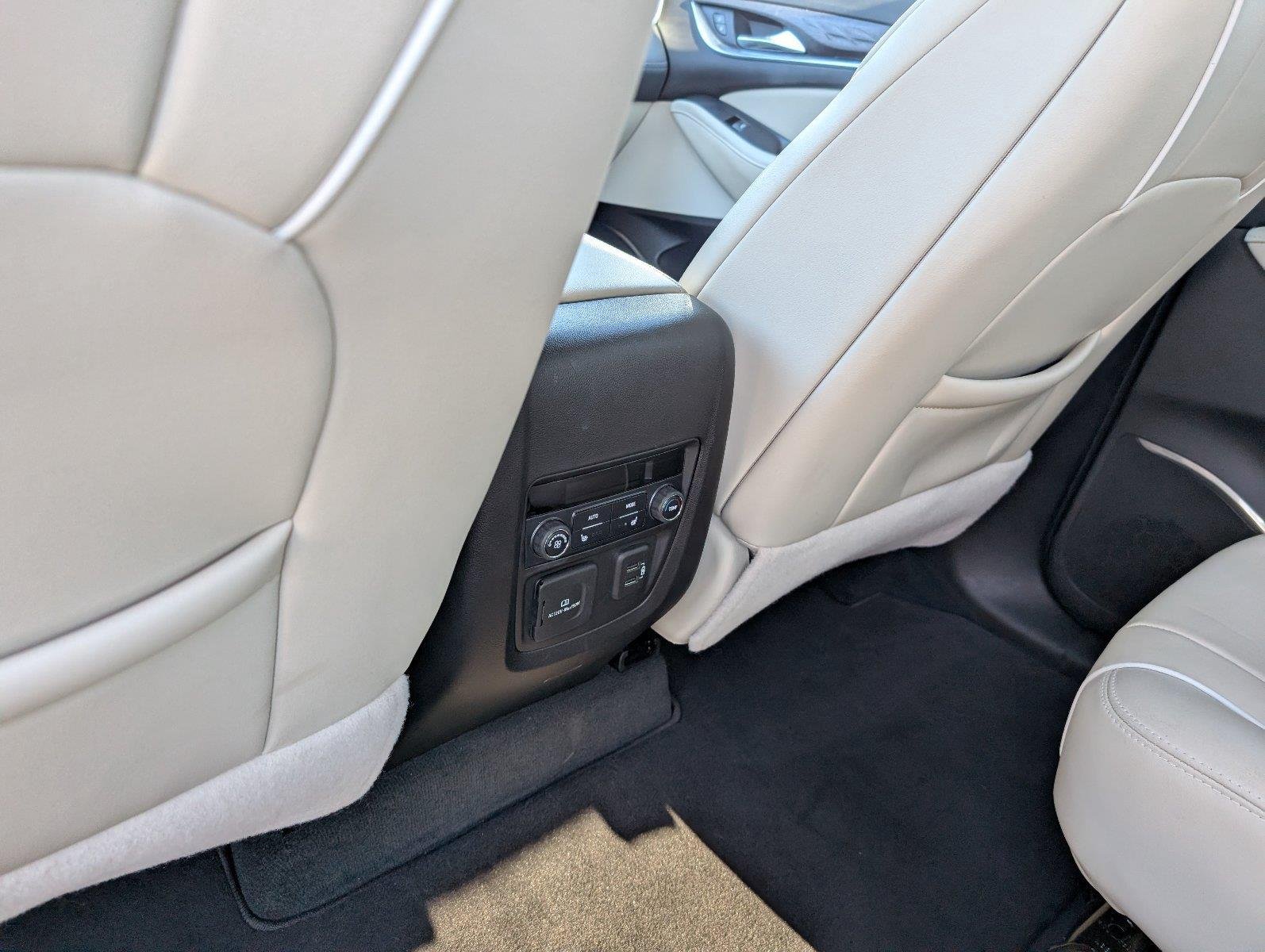 Used 2022 SAGE METALLIC Buick Avenir image 32