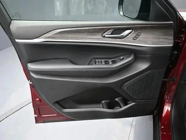 New 2025 Velvet Red Pearl-Coat Exterior Paint Jeep Limited image 9
