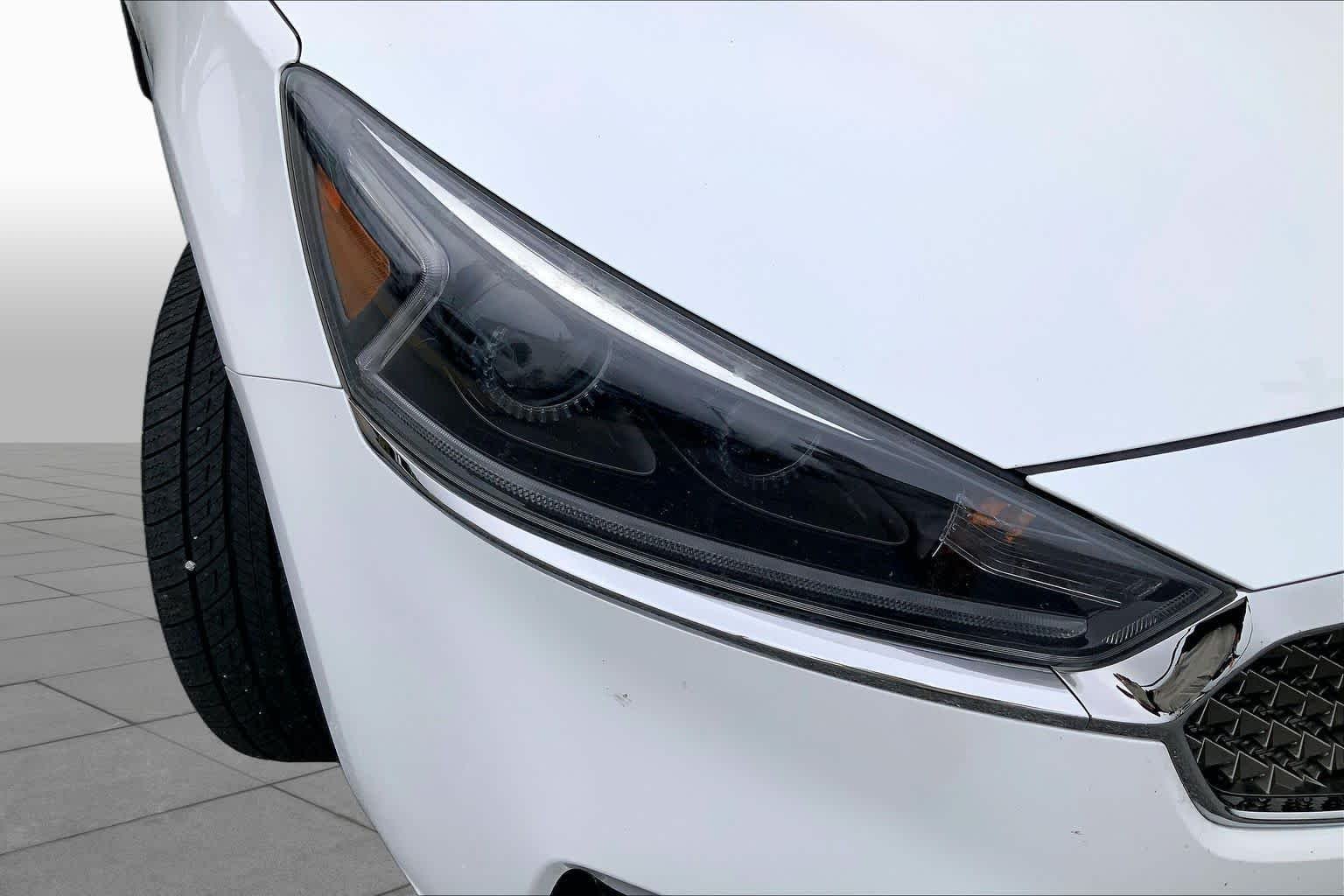 Used 2017 Snow White Pearl Kia Premium image 25