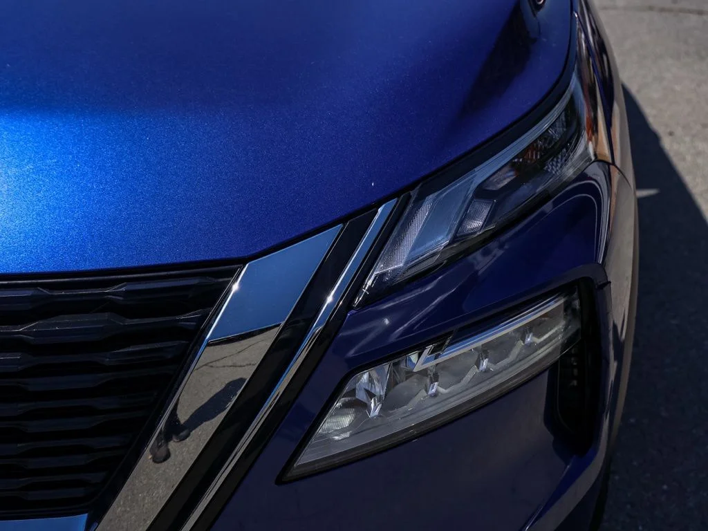 Used 2021 Blue Nissan SL image 8