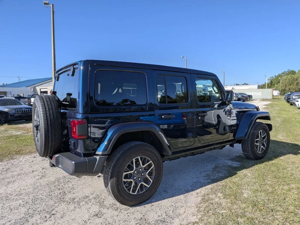 Used 2025 Blue Jeep Sahara image 3