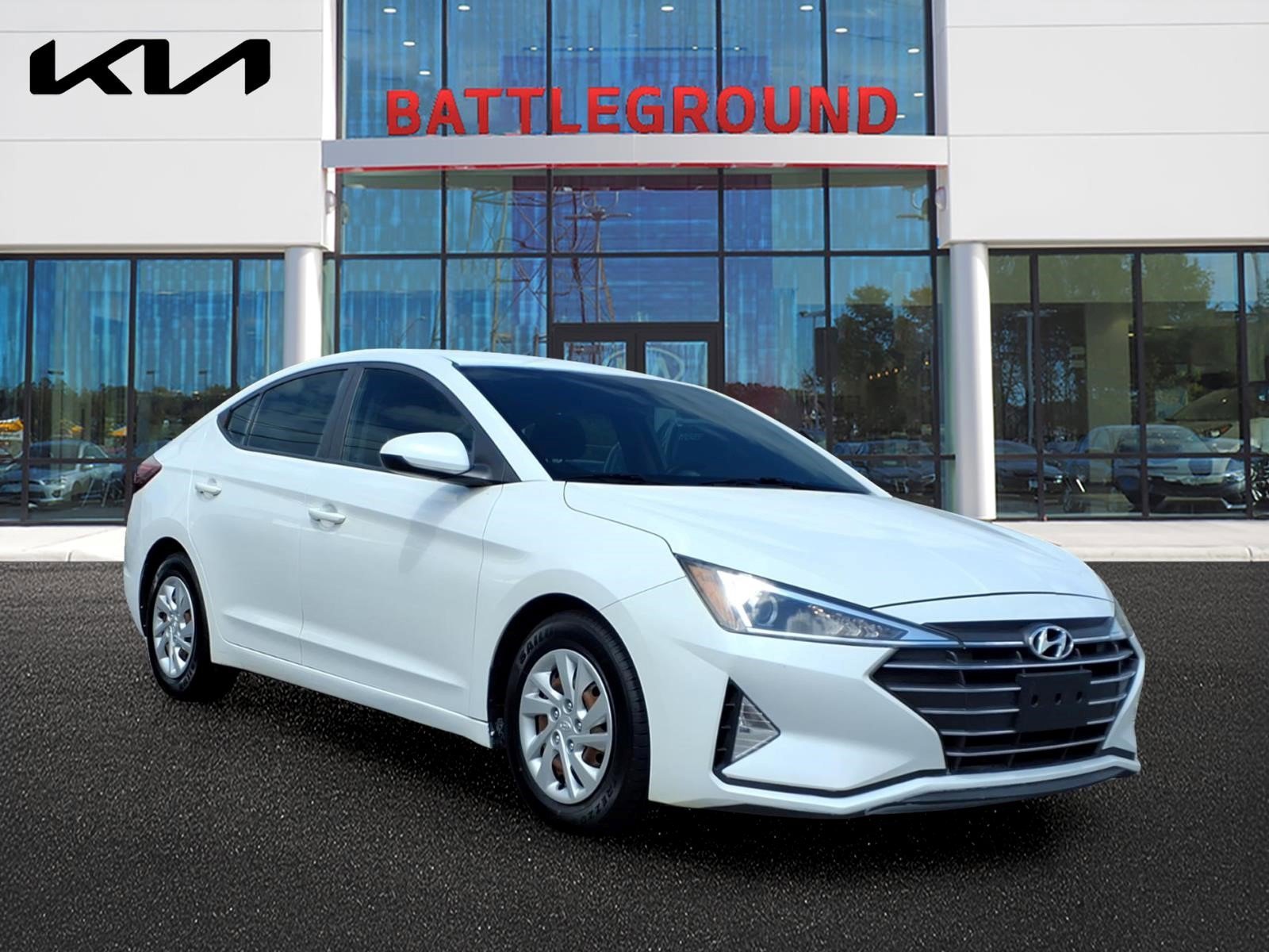 Used 2019 Quartz White Pearl Hyundai SE image 1