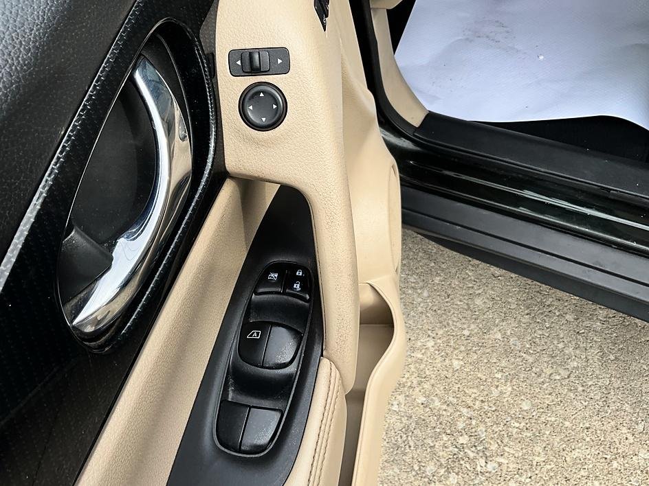 Used 2018 Green Nissan SL image 13
