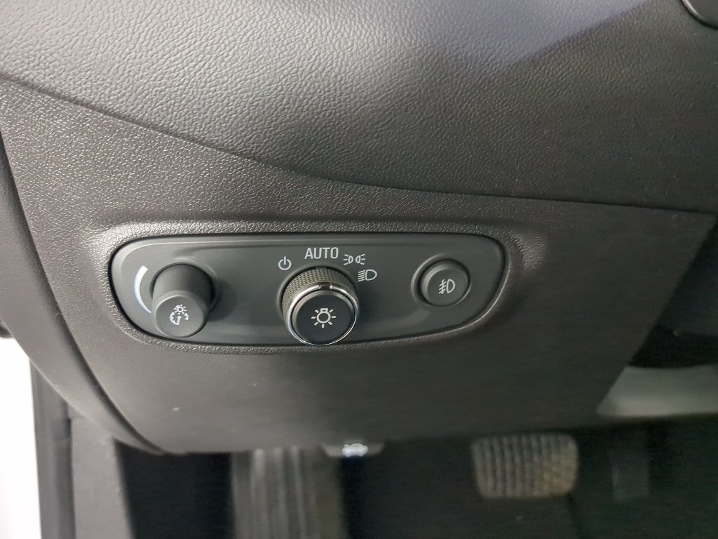 Used 2020 Iridescent Pearl Tricoat Chevrolet Premier image 31