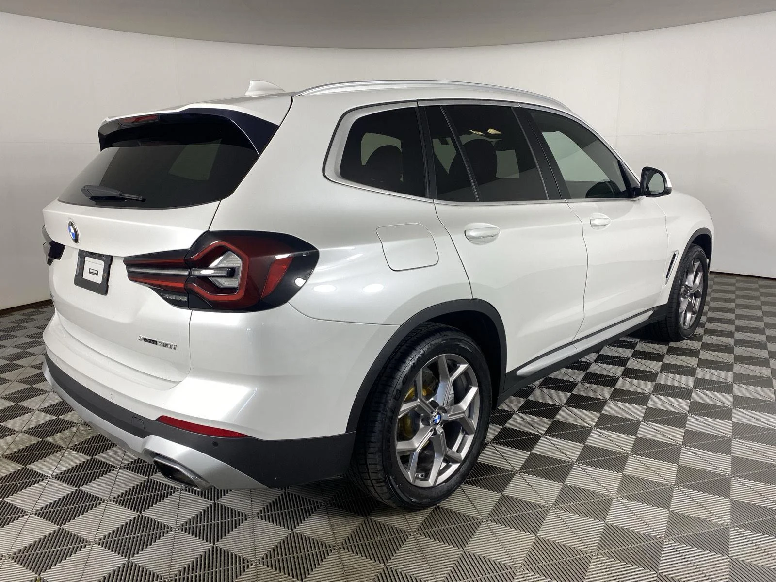 Used 2022 Mineral White Metallic BMW xDrive30i image 10