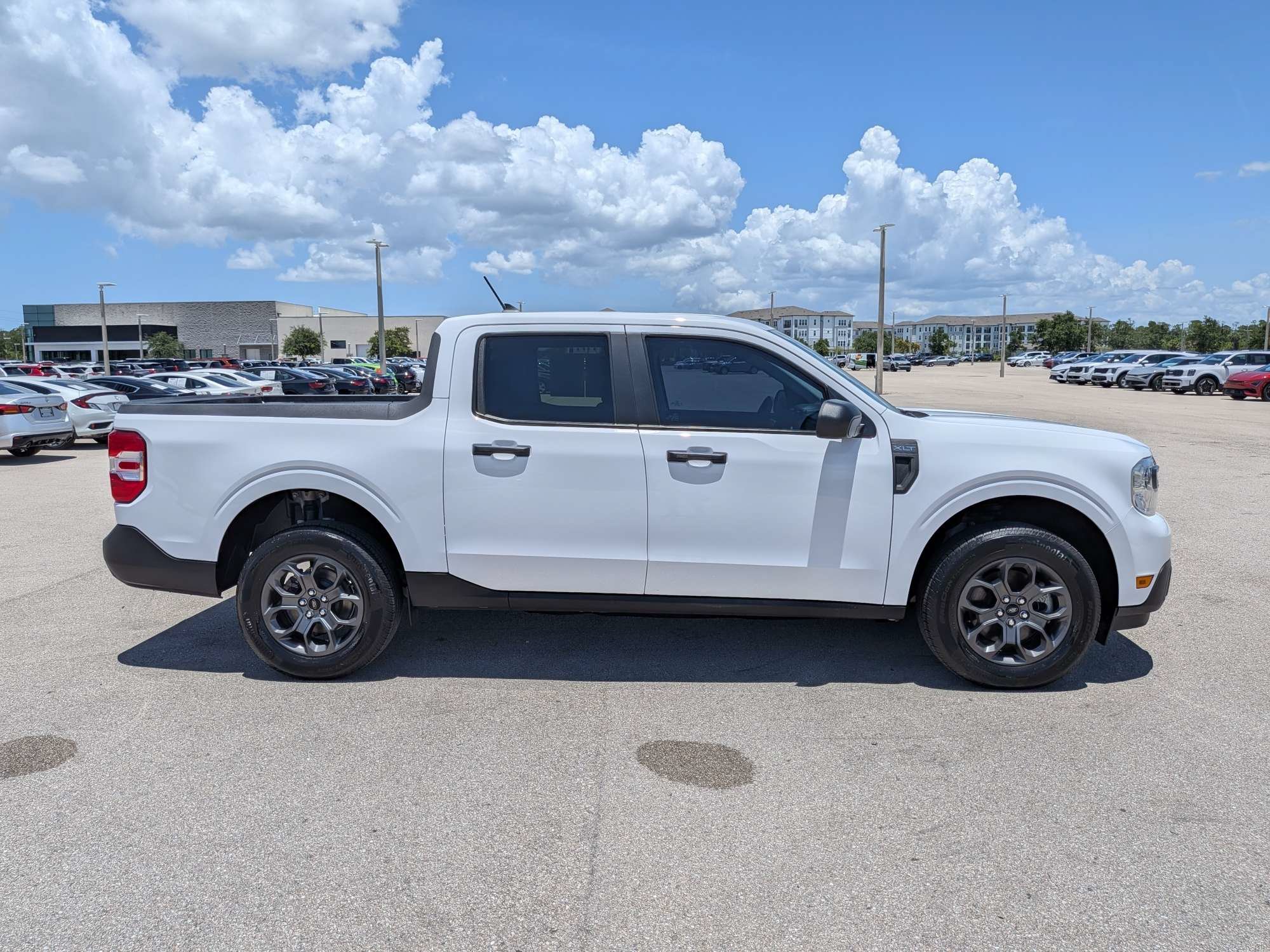 Used 2022 Oxford White Ford XLT image 4