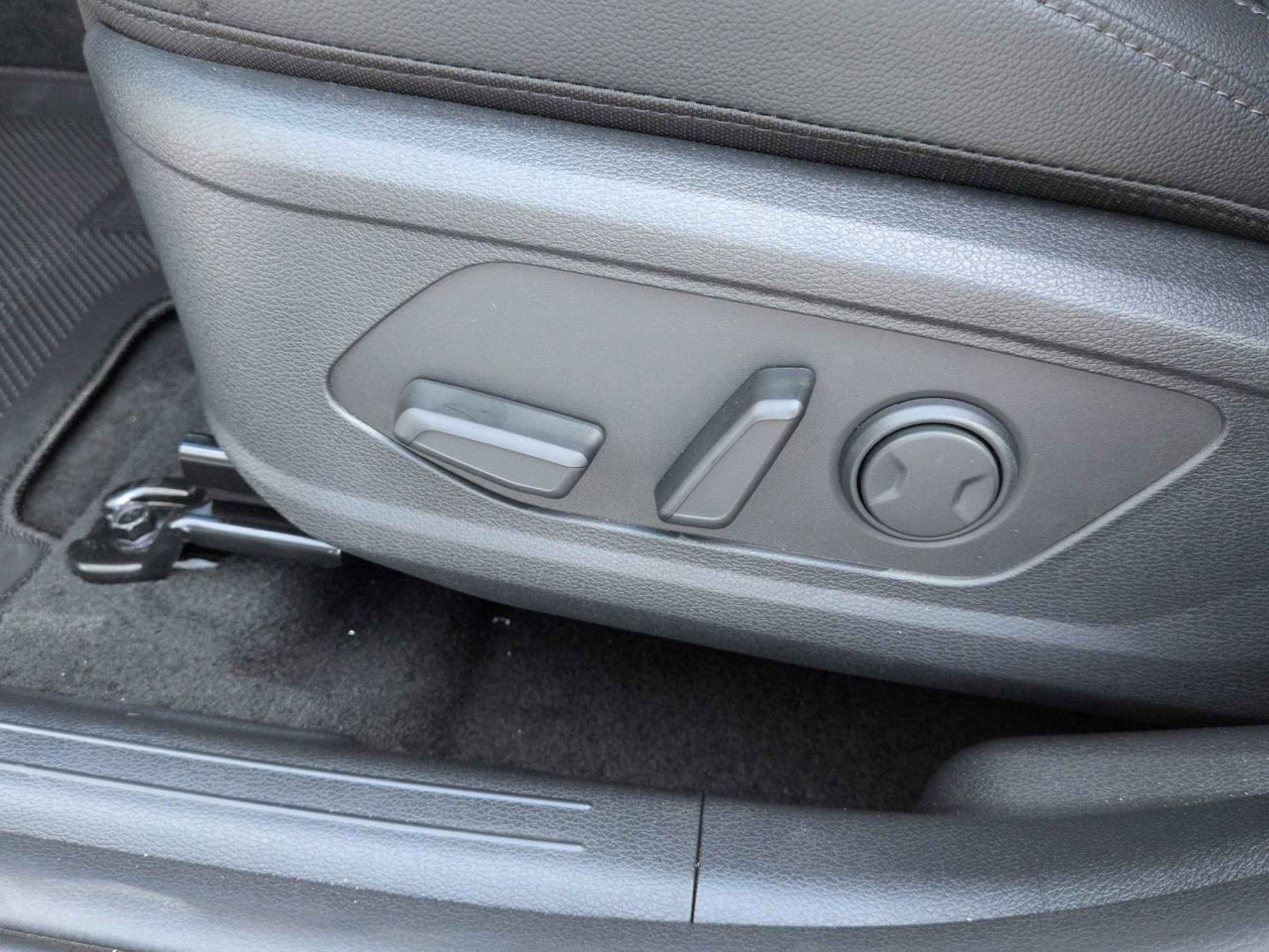 New 2026 Glacial White Kia EX image 18