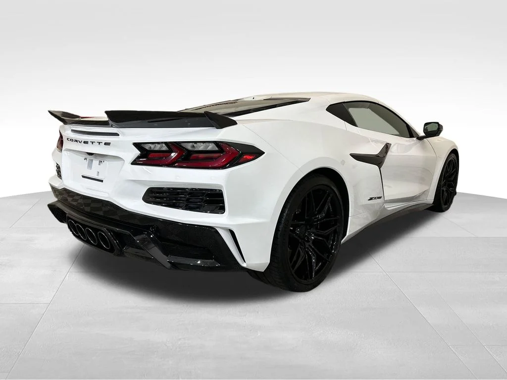 Used 2025 White Chevrolet Z06 image 5