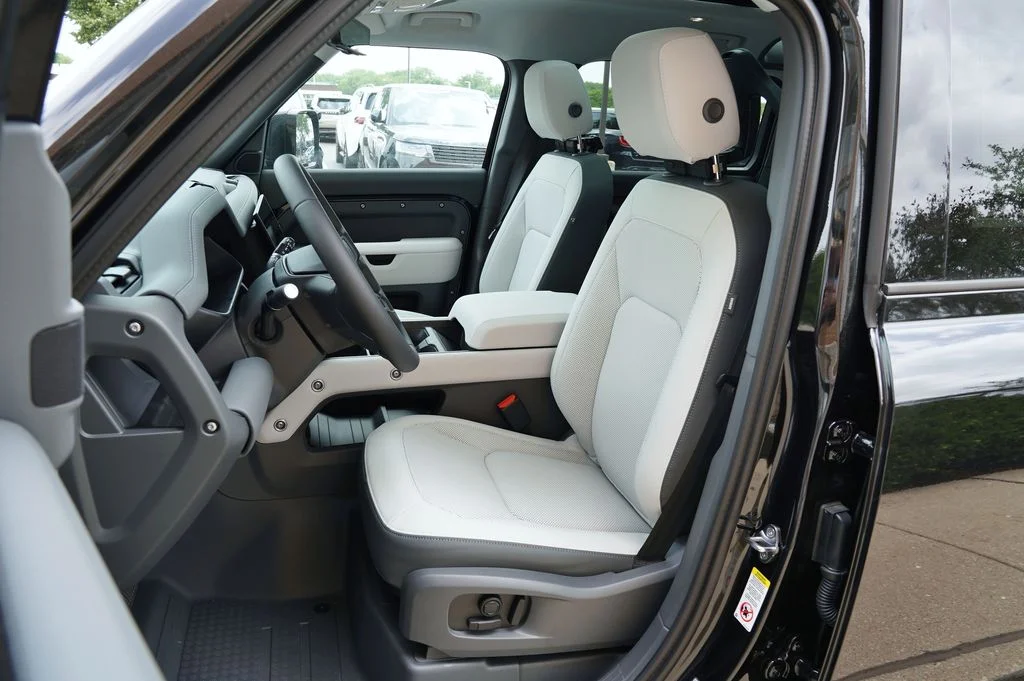 Used 2026 Black Land Rover X-Dynamic SE image 12