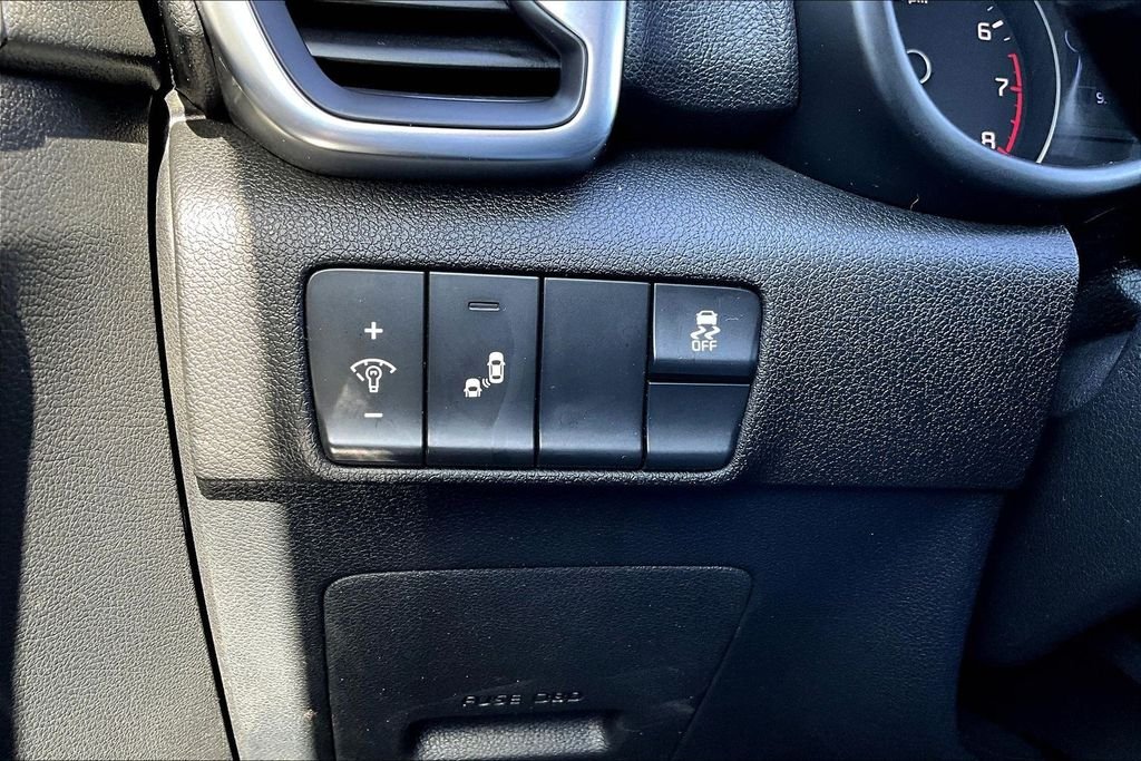 Used 2018 White Kia EX image 16