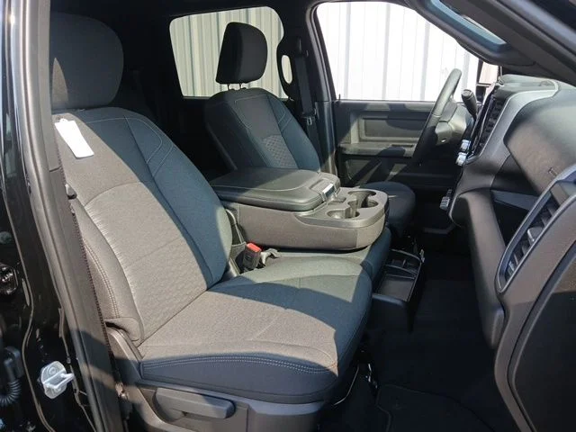 New 2026 Diamond Black Crystal Pearl-Coat Exterior Paint RAM Tradesman image 29