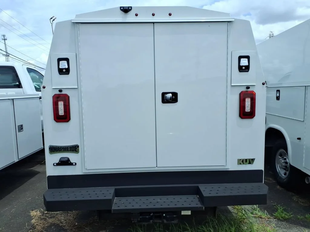 New 2025 Summit White Chevrolet 1WT image 23