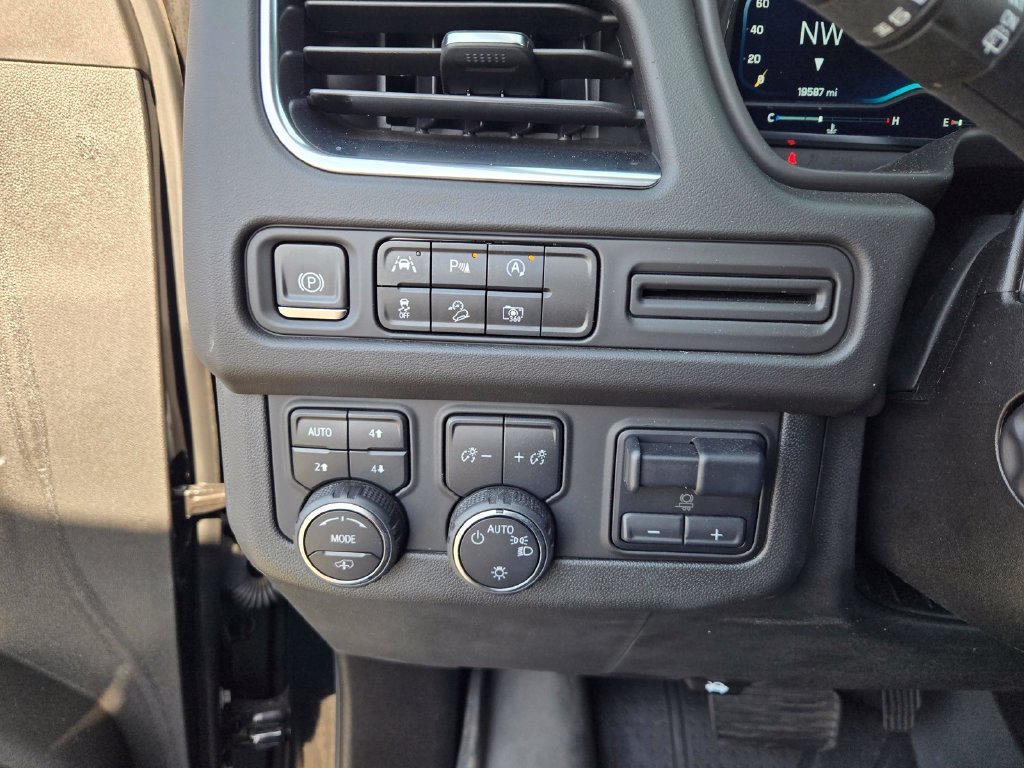 Used 2023 Black Chevrolet Z71 image 19