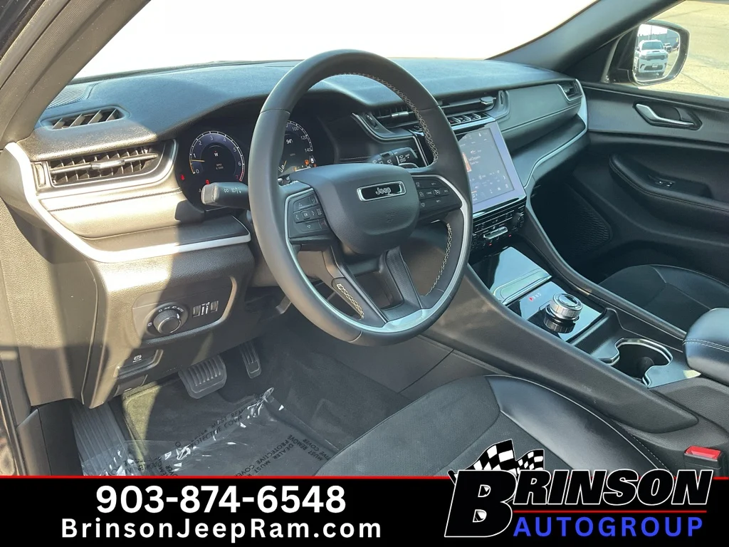 Used 2024 Diamond Black Crystal Pearlcoat Jeep Altitude image 26