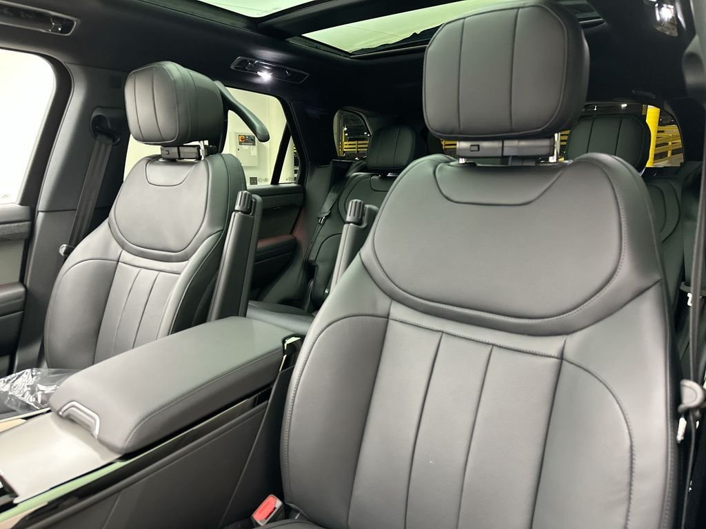 New 2027 Borasco Grey Metallic Land Rover SE image 10