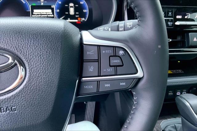 Certified Used 2025 WIND CHILL PEARL Toyota  image 24