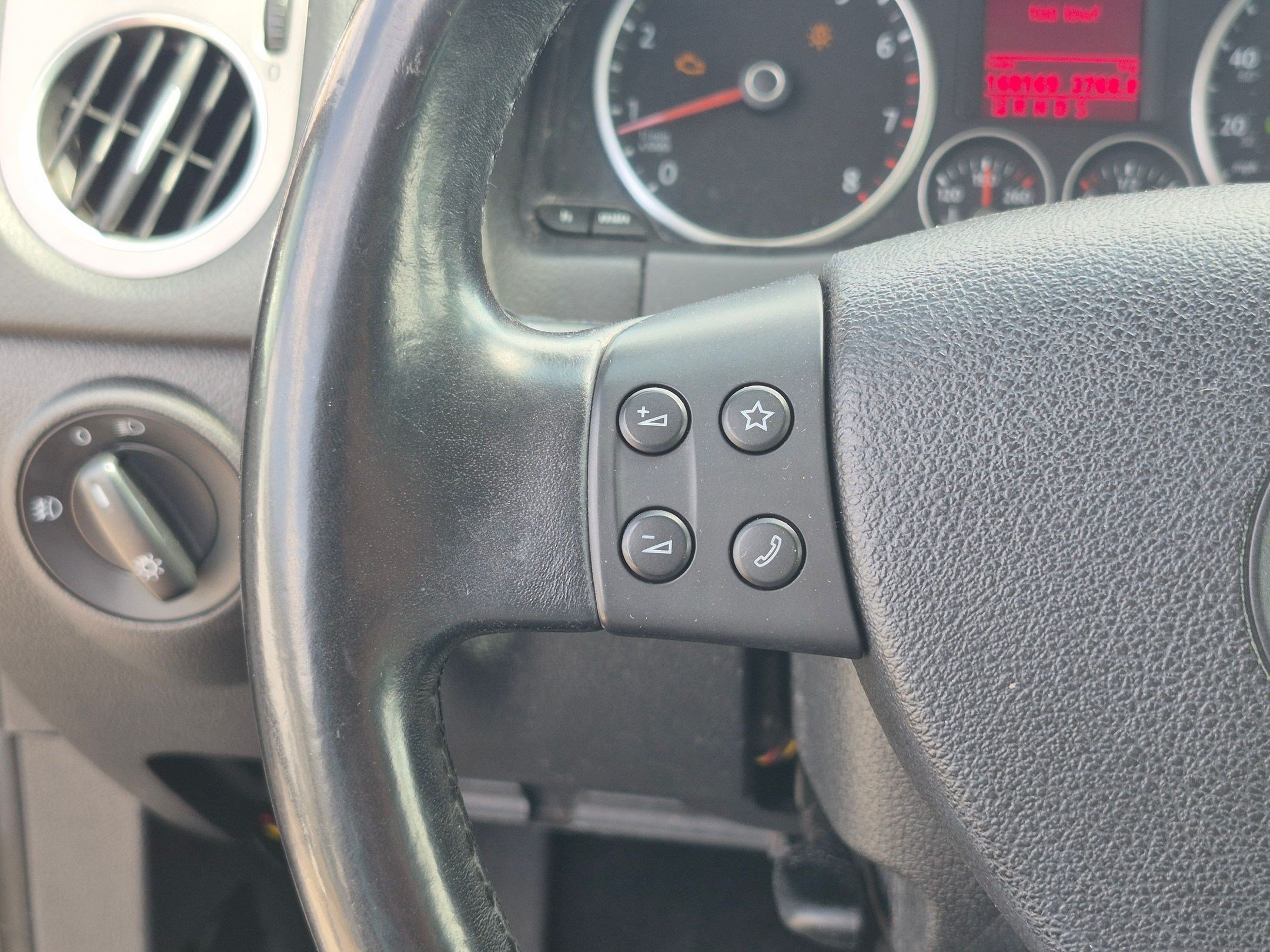 Used 2009 Black Volkswagen SE image 18