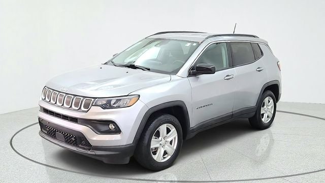 Used 2022 Silver Jeep Latitude image 4