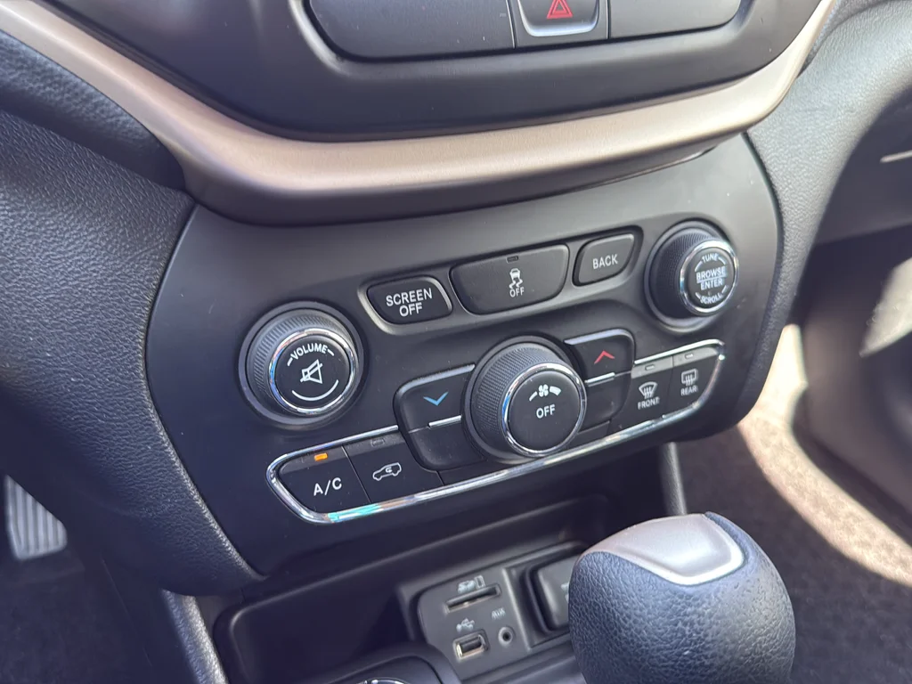 Used 2017 Red Jeep Latitude image 21