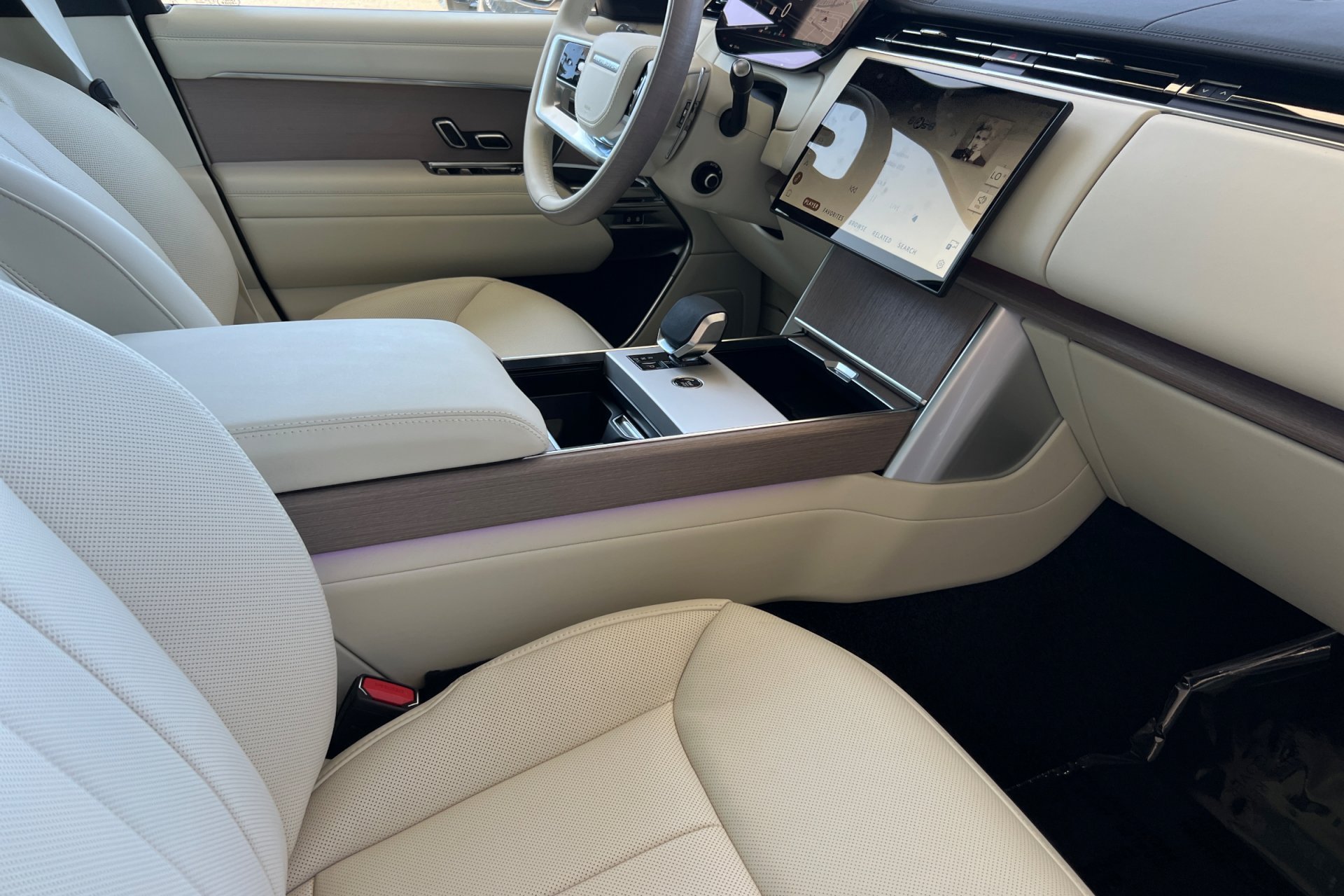 New 2026 Belgravia Green Land Rover SE image 18