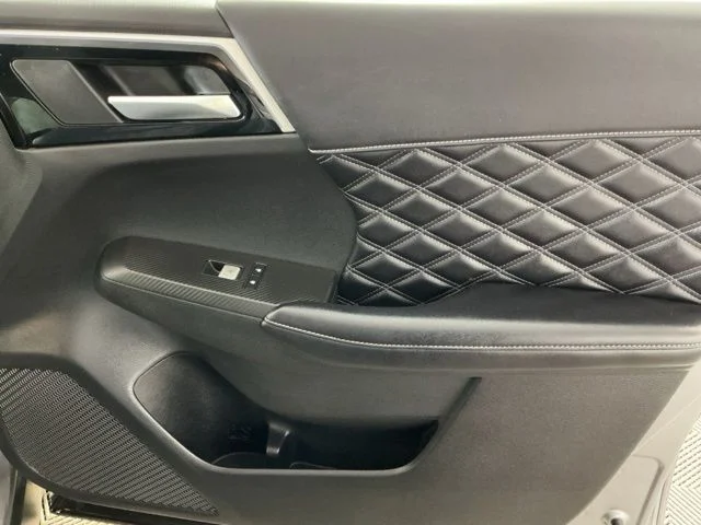 Certified Used 2022 Gray Mitsubishi SEL image 5