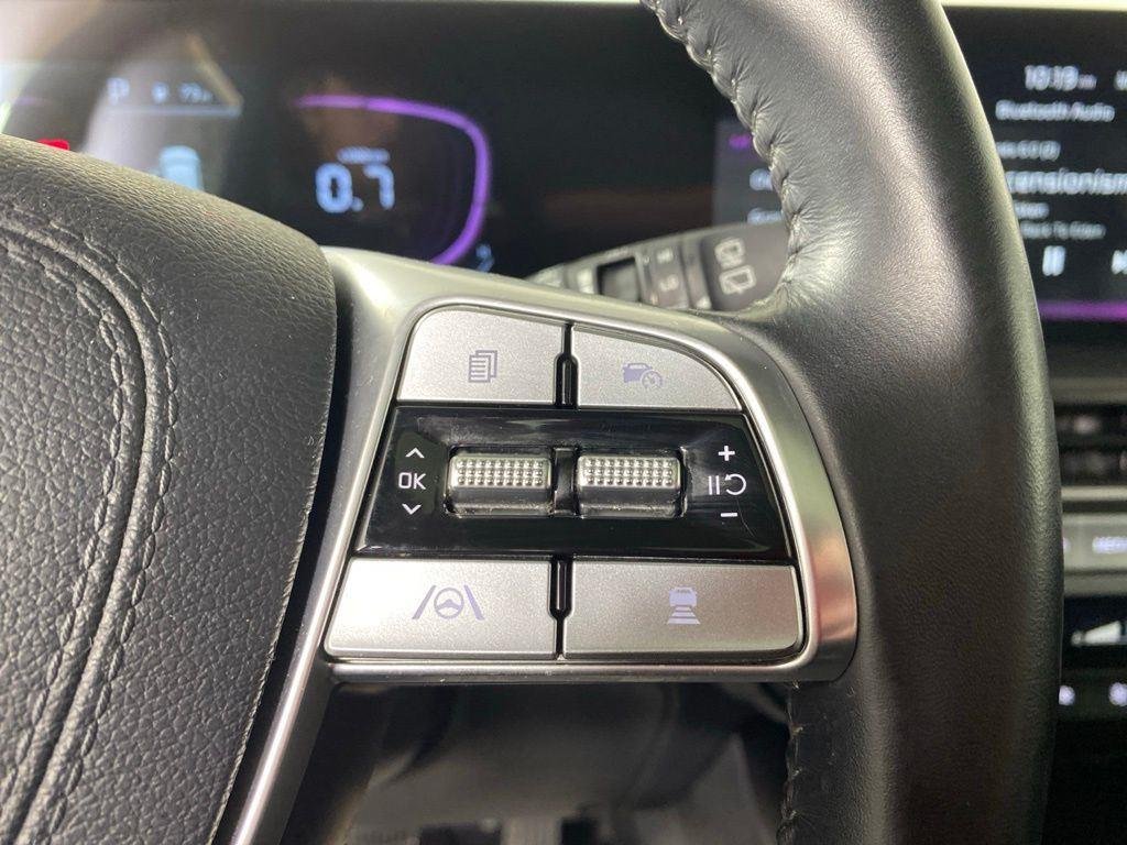 Used 2025 White Pearl Kia S image 18