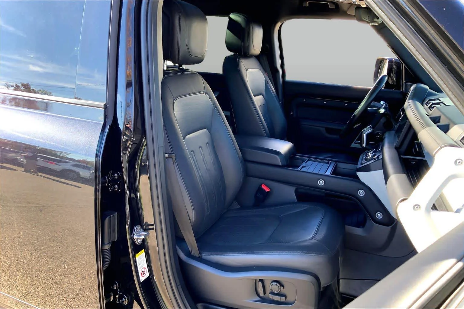 Used 2022 BLACK Land Rover X-Dynamic HSE image 8