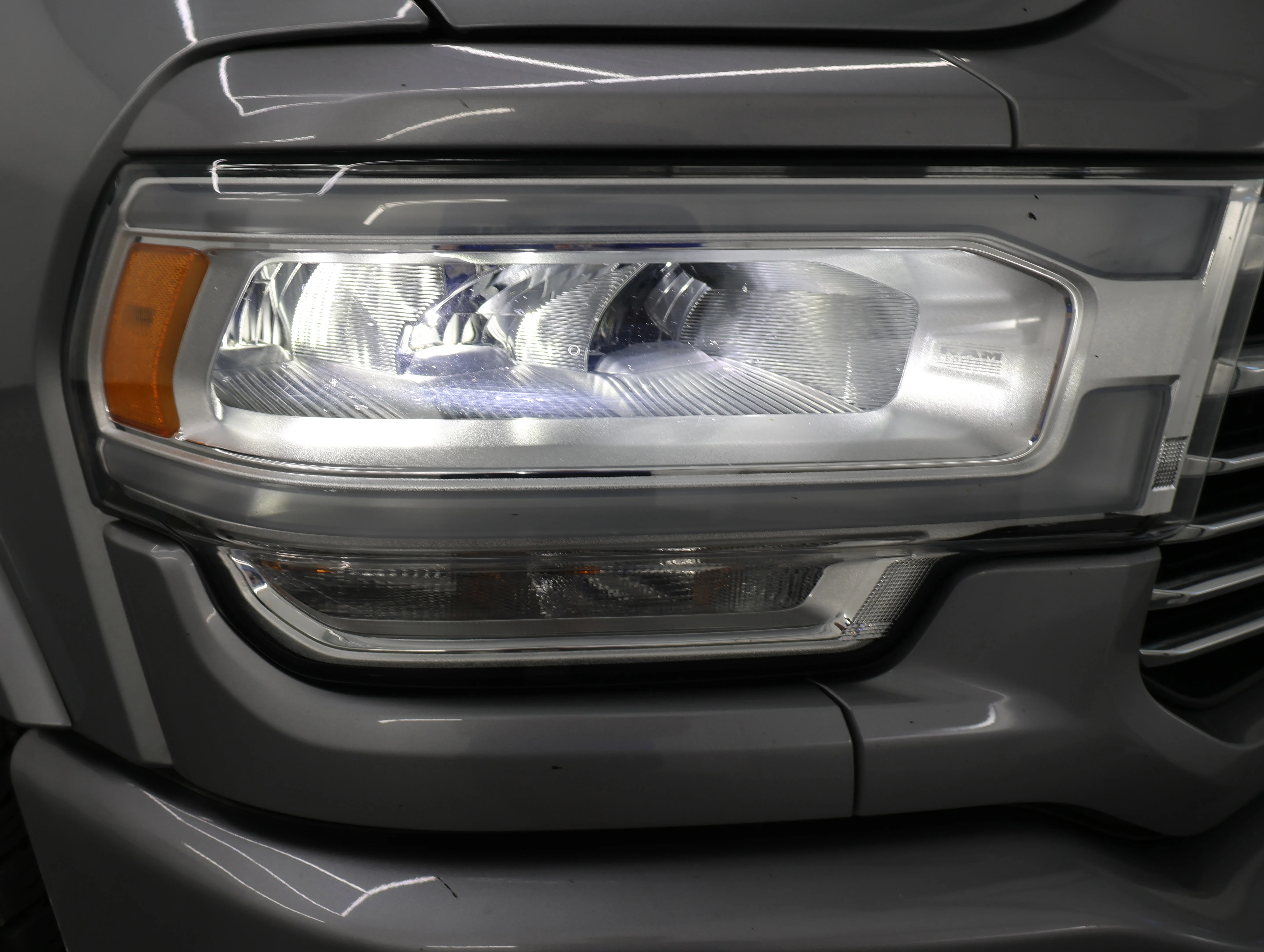 Used 2020 Billet Silver Metallic Clearcoat Ram Laramie image 27