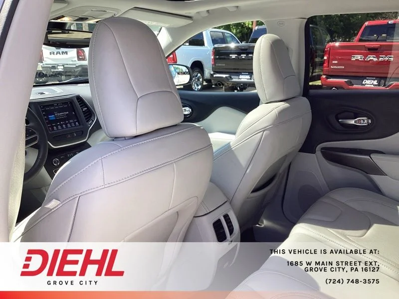 Used 2022 White Jeep Latitude Lux image 16