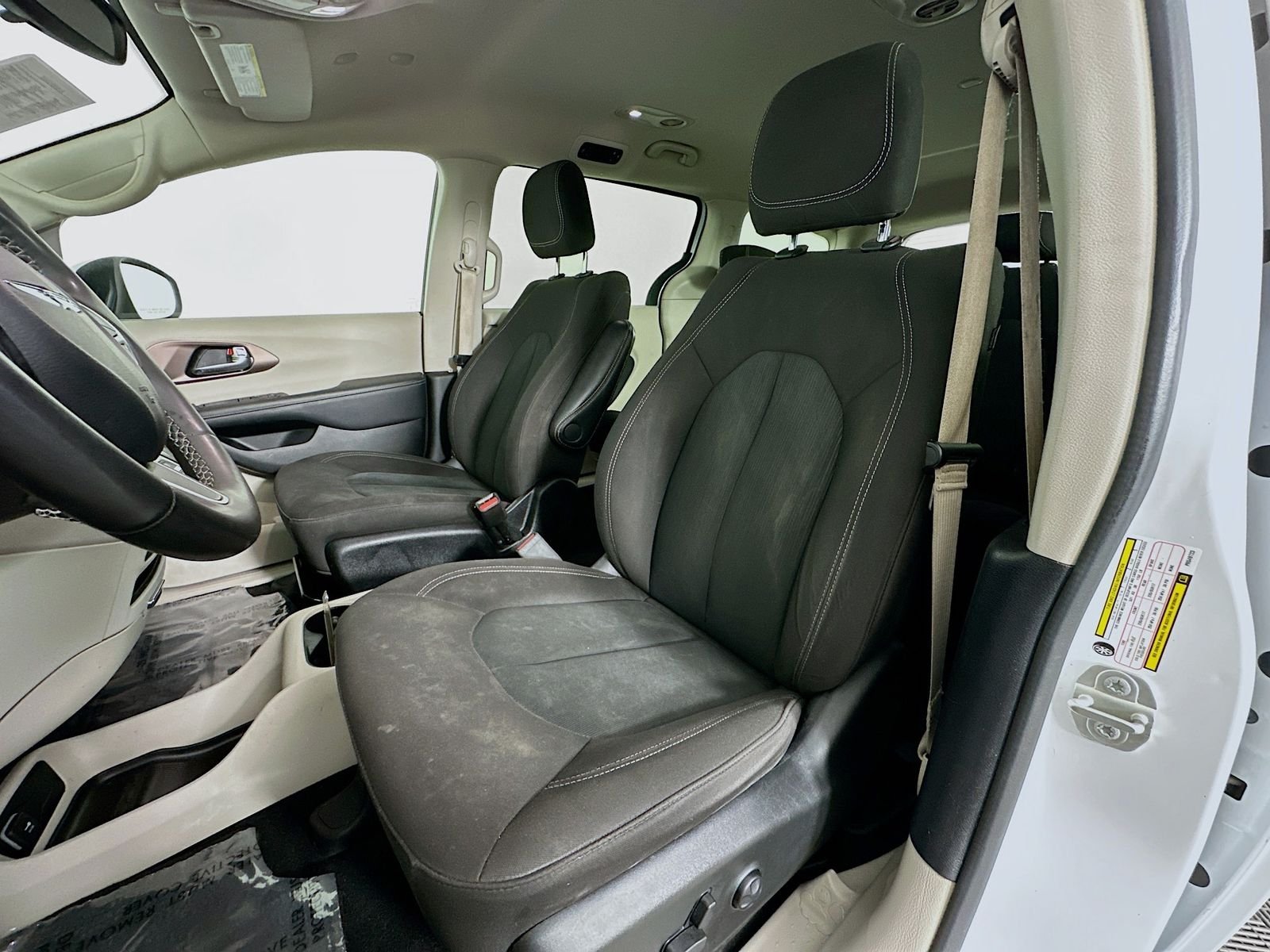 Used 2023 Bright White Clearcoat Chrysler LX image 20