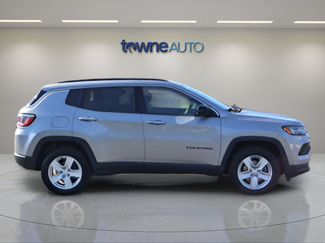 Used 2022 Silver Jeep Latitude image 10