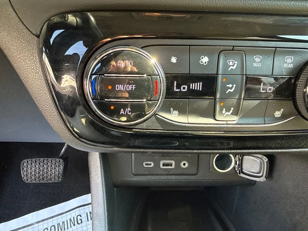 Used 2020 Red Buick Essence image 32