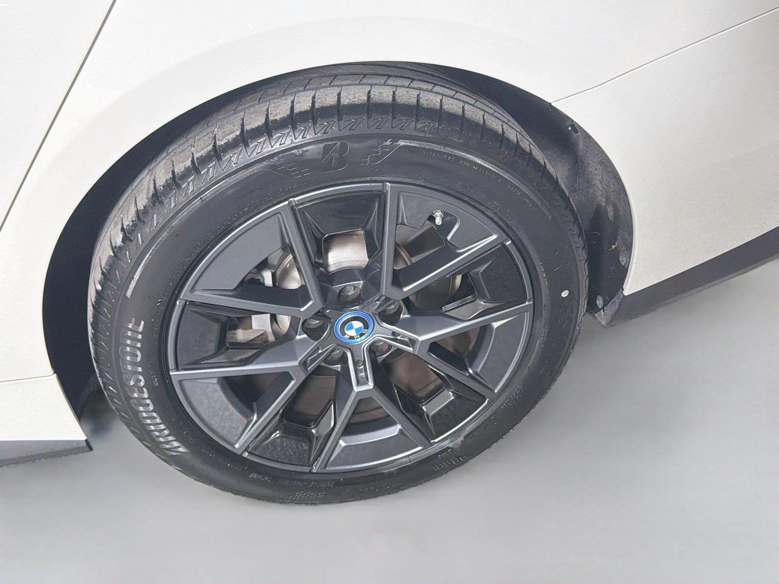 Used 2023 Alpine White BMW eDrive40 image 31