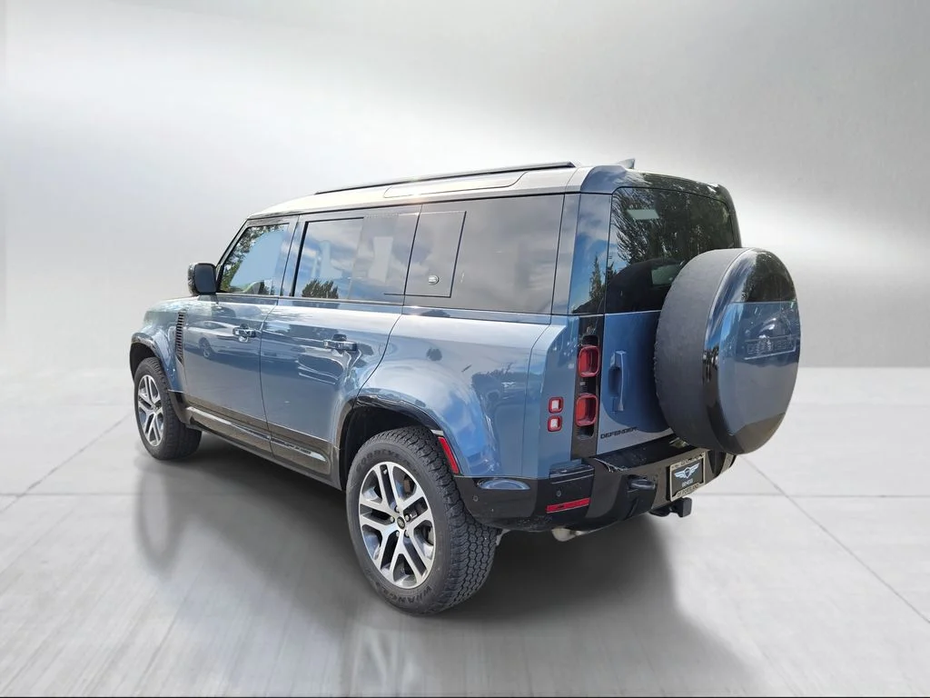 Used 2024 Tasman Blue Metallic Land Rover X-Dynamic SE image 5