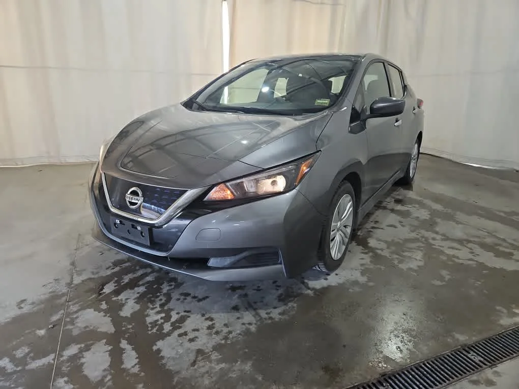 2021 Nissan Leaf S's photo