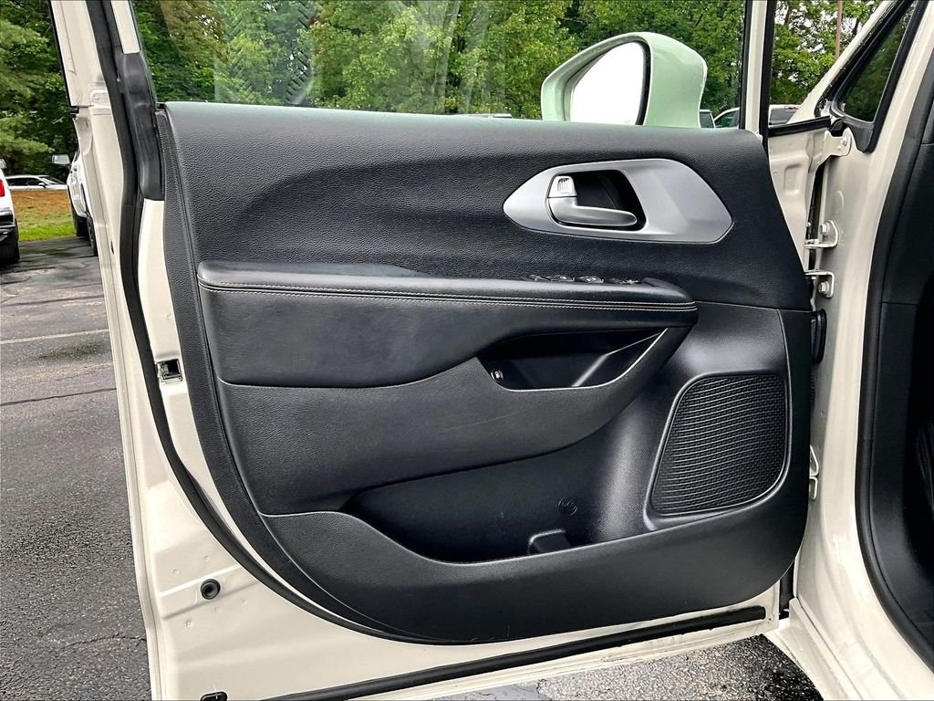 Used 2021 White Chrysler Touring image 9