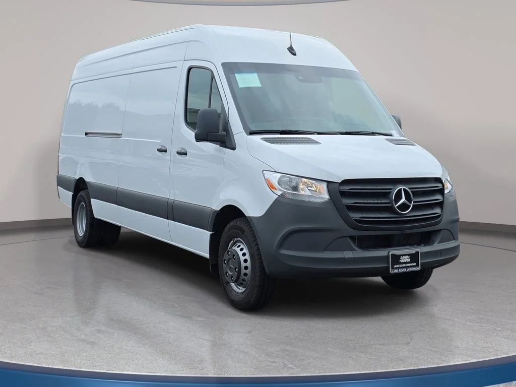 Used 2024  Mercedes-Benz Cargo 170 WB image 4