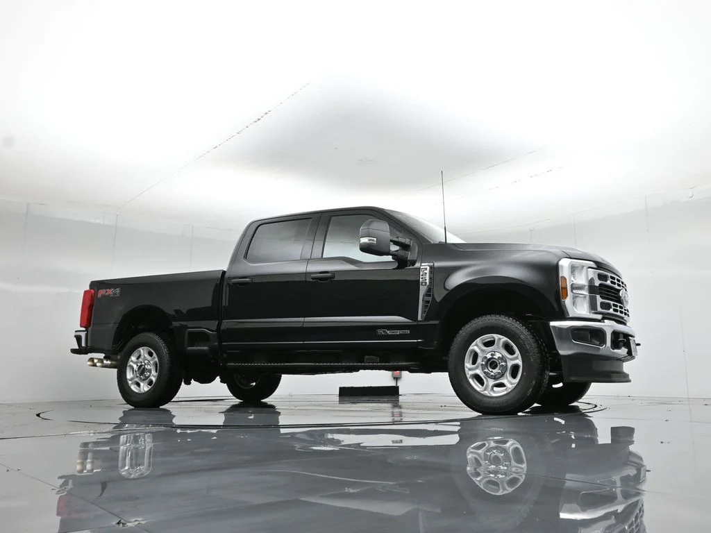 New 2026 Agate Black Metallic Ford XLT image 3