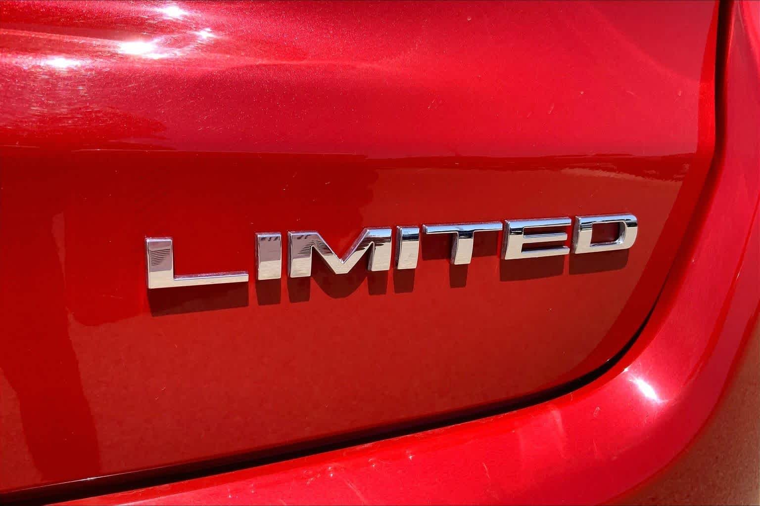 Used 2021 Redline Pearlcoat Jeep Limited image 10