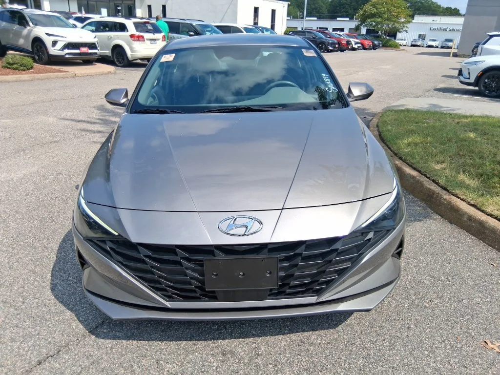 Used 2023 Silver Hyundai SEL image 3
