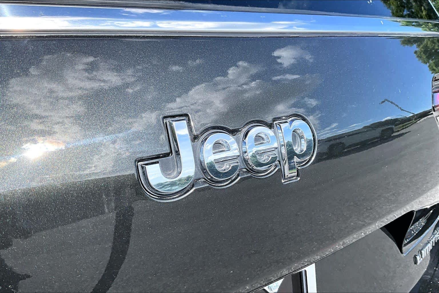 Used 2023 Rocky Mountain Pearlcoat Jeep Limited image 31