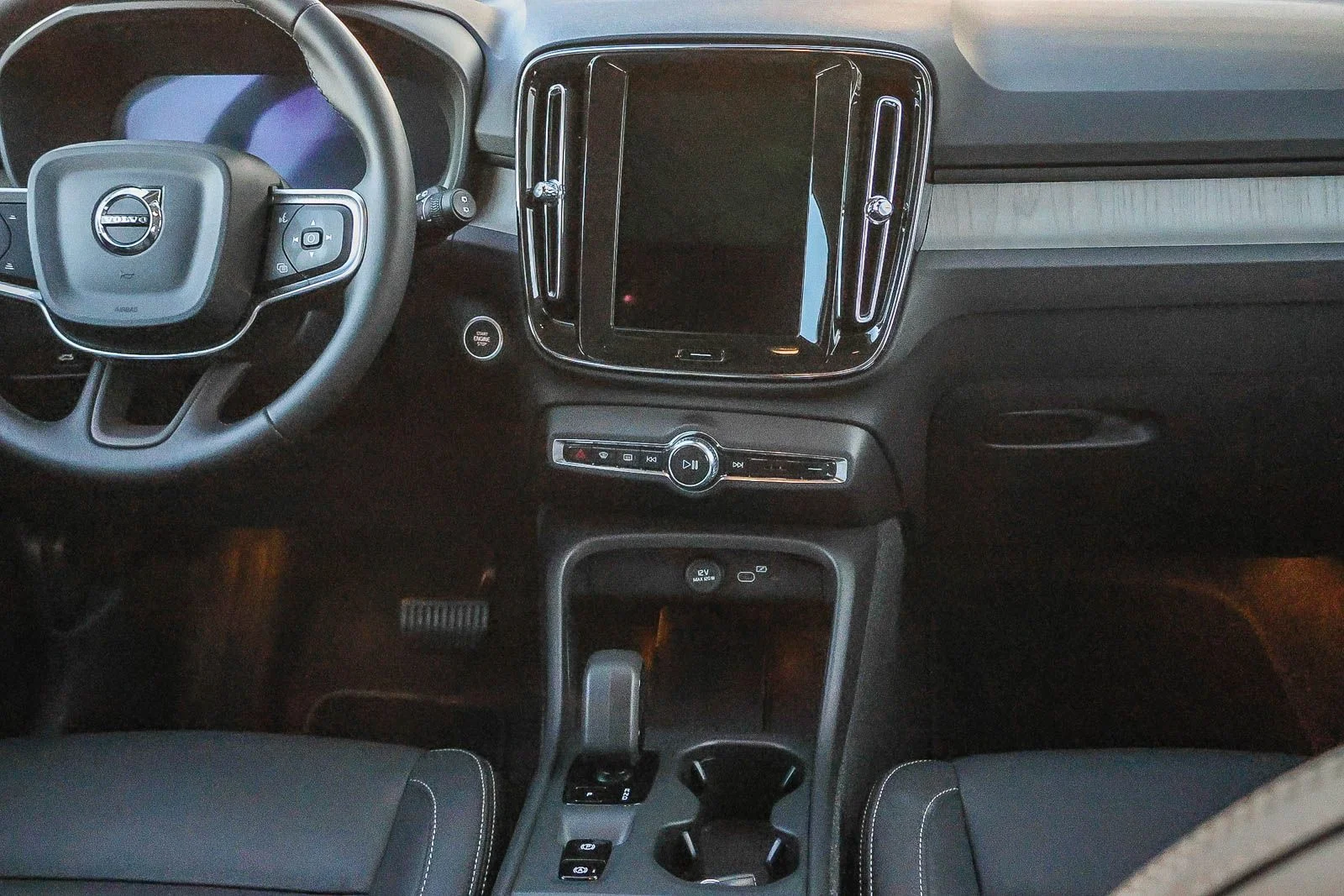 2025 Volvo XC40 Core - Photo 23