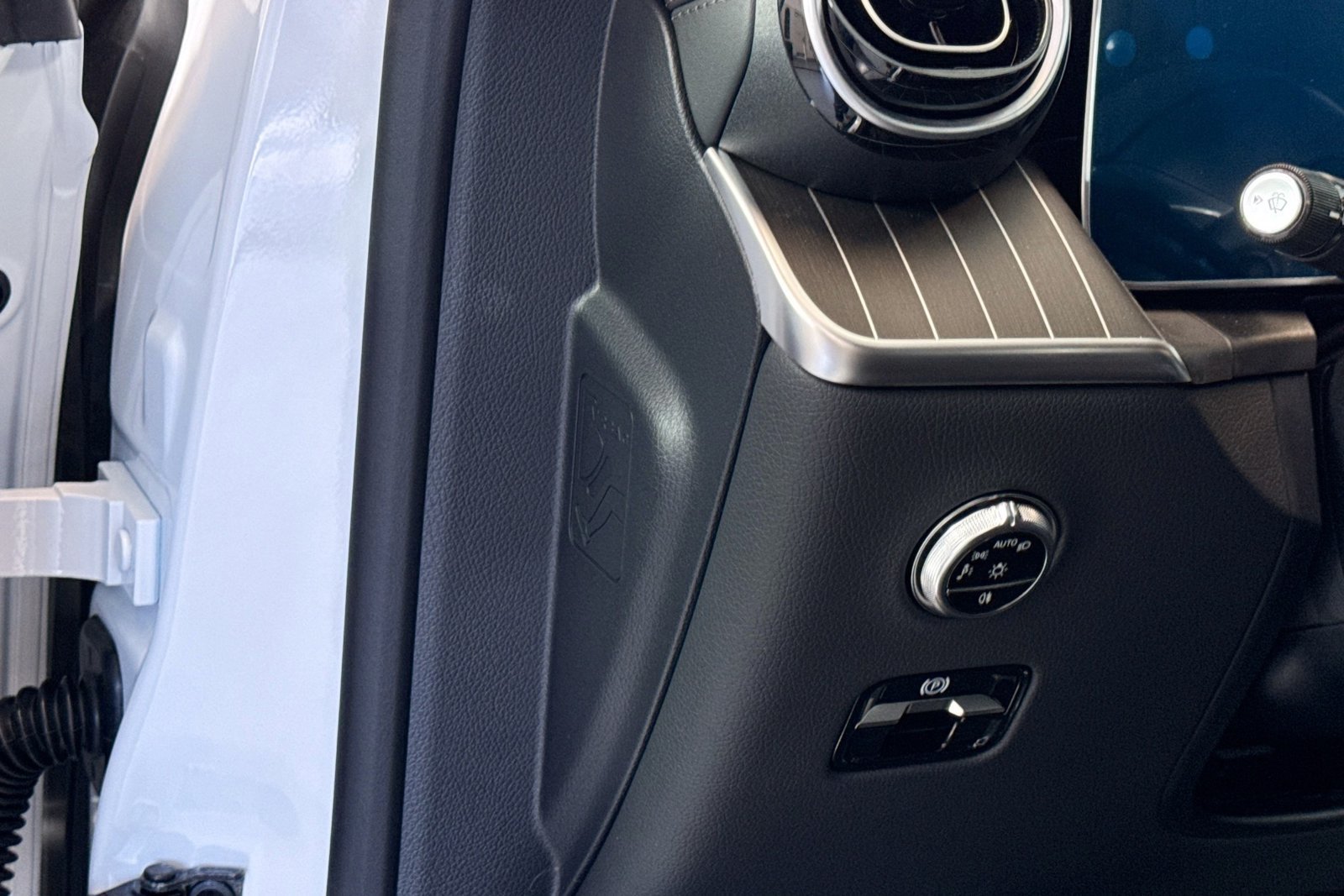 New 2026 MANUFAKTUR Moonlight White Metallic Mercedes-Benz AMG® GLC 43 image 9