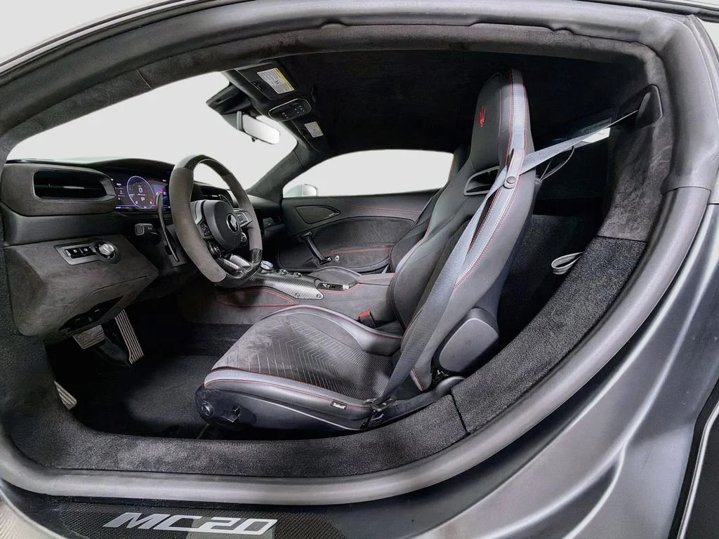 Used 2022 White Maserati Base image 22
