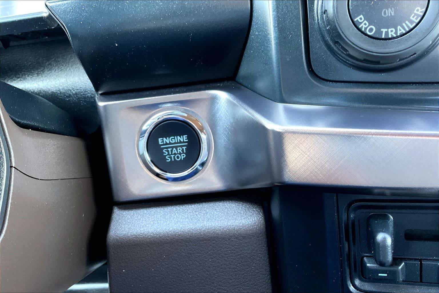 Used 2023 Star White Metallic Tri-Coat/Stone Gray Ford King Ranch image 32