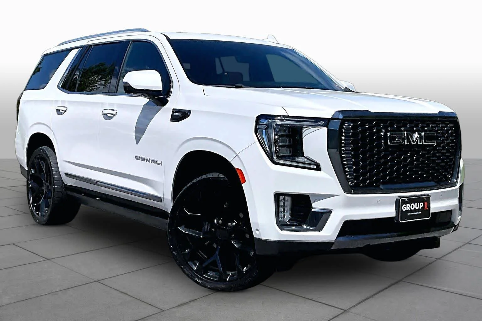 Used 2023 White Frost Tricoat GMC Denali Ultimate image 3