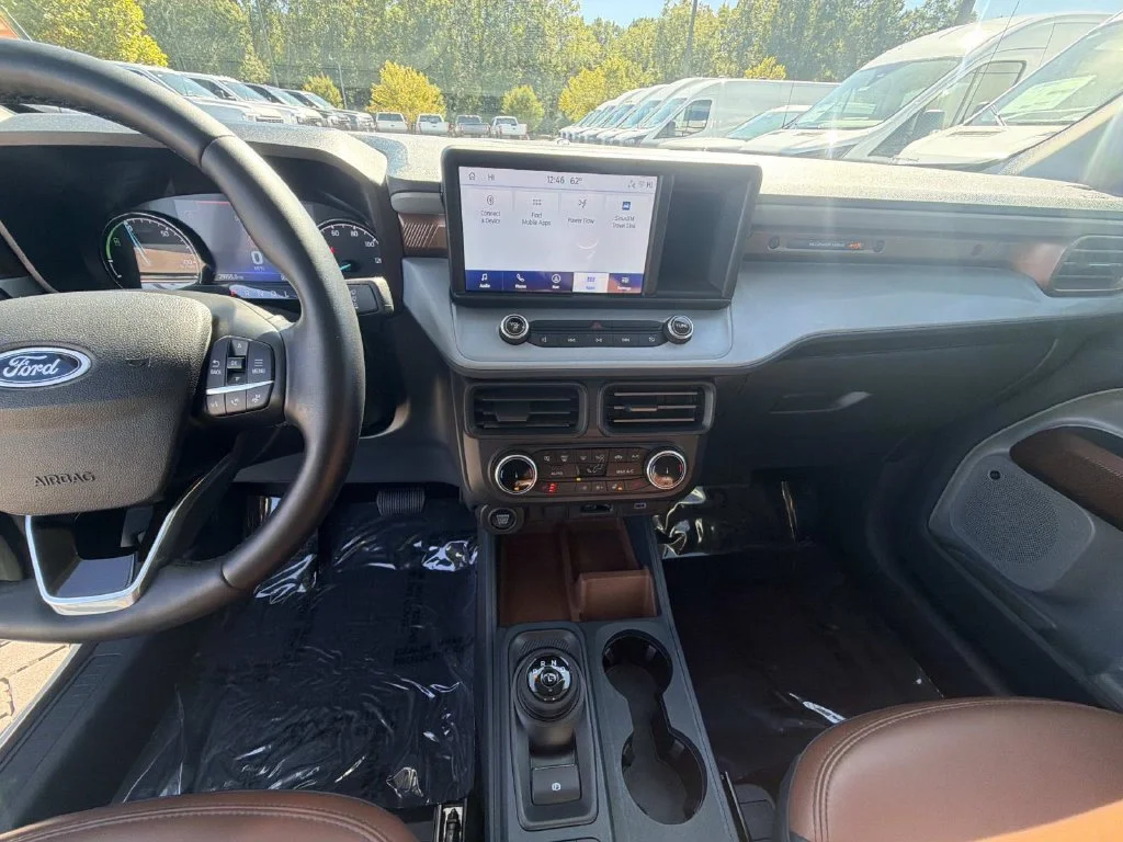 Used 2024  Ford Lariat image 22