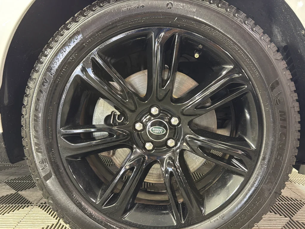 Used 2023 White Land Rover R-Dynamic S image 55