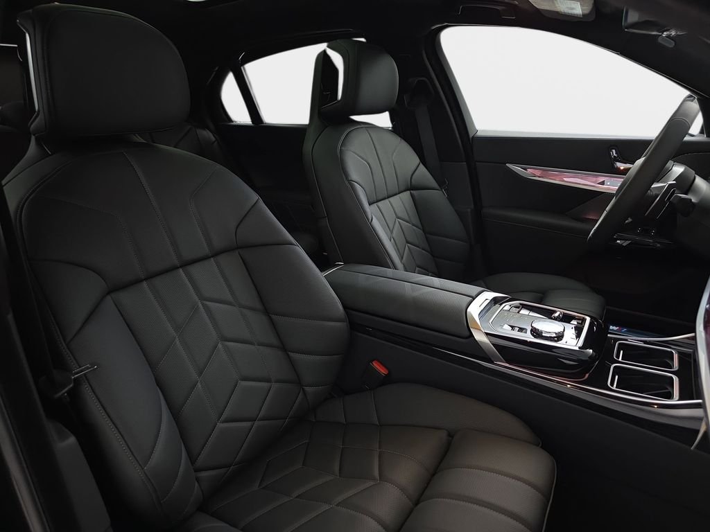 New 2026 Black Sapphire Metallic BMW 750e xDrive image 10