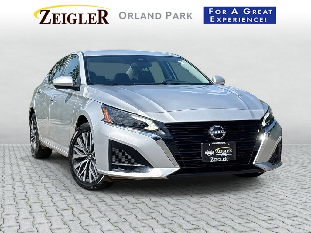 Used 2023 Silver Nissan 2.5 SV image 1